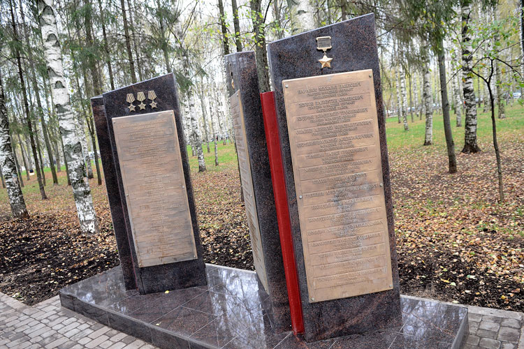 В Парке Победы открыли аллею кировчан-Героев Советского Союза