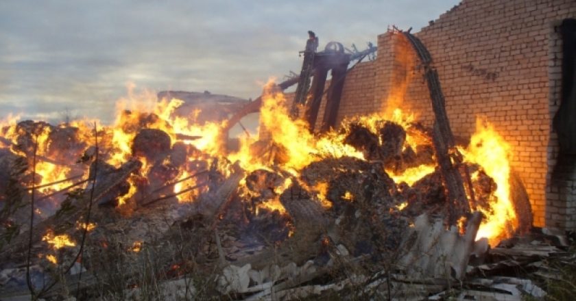 В Яранском районе сгорел склад с сеном и УАЗик