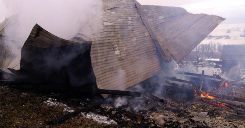 При пожаре в Сунском районе погибли двое мужчин и 3-летний ребенок