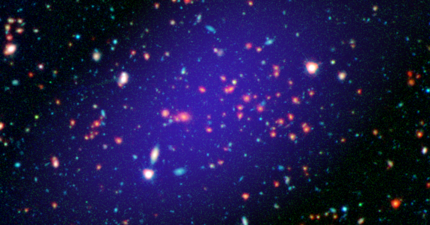 Найденное учеными галактическое скопление, расположенное в 8,5 миллиарда световых лет от Земли, является самой крупной структурой, обнаруженной на таком большом расстоянии. Его масса в квадриллион раз больше массы нашего Солнца.