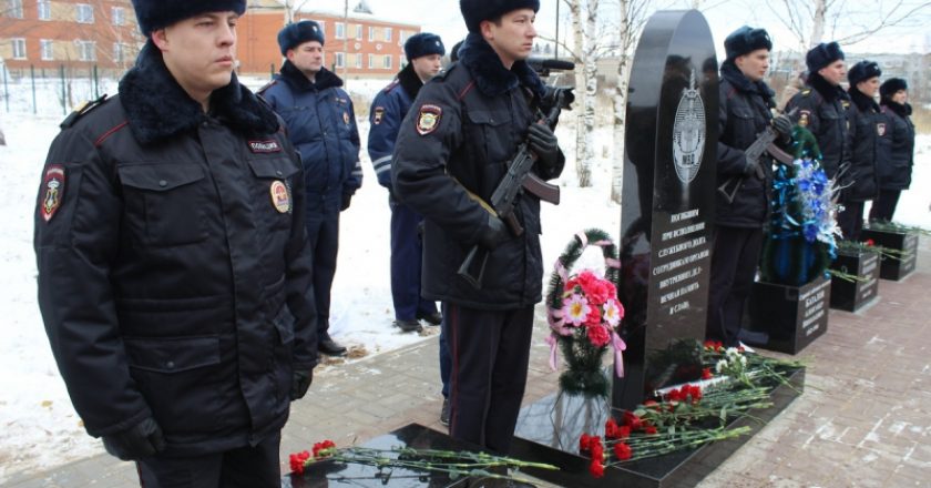 В Котельниче появился памятник погибшим на службе сотрудникам МВД