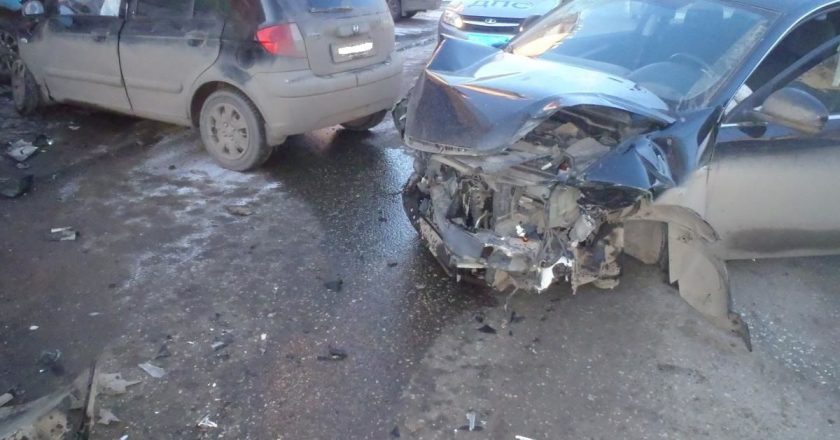 В Кирове столкнулись четыре машины, есть пострадавший