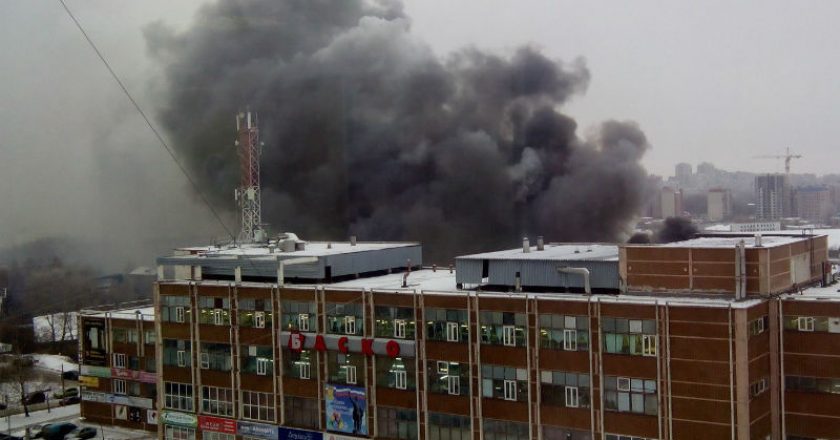 .В Кирове произошел сильный пожар на складе за торговым центром «Баско»
