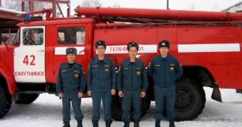 В Омутнинске спасатели вытащили из воды двух рыбаков, провалившихся под лёд