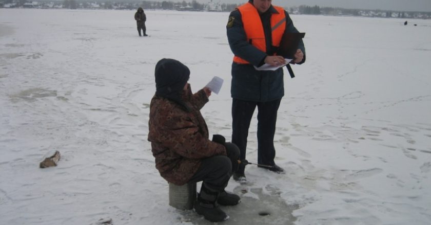В Омутнинском районе провалился под лед рыбак