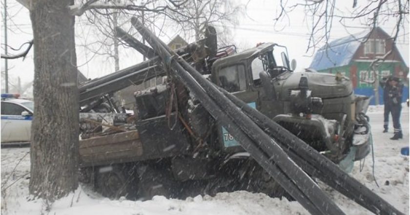 В Кирово-Чепецком районе столкнулись ЗИЛ и иномарка