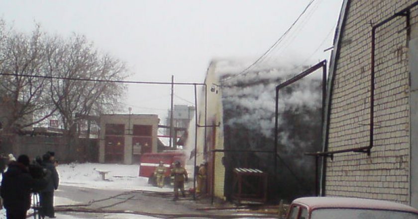 В центре Кирова загорелось здание складского назначения