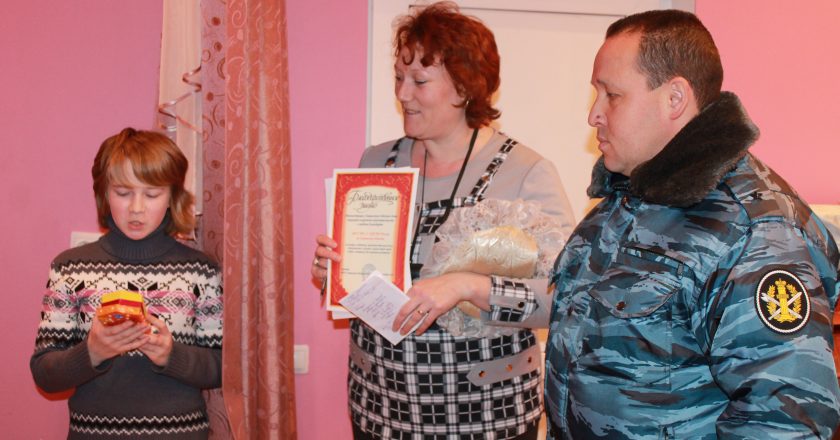 Теплые вещи, связанные осужденными ИК-33 УФСИН России по Кировской области, были переданы воспитанникам детского дома