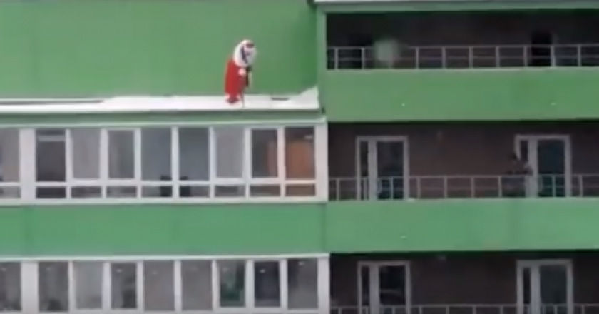 В Кирове Дед Мороз поздравил ребёнка через балкон 13-го этажа