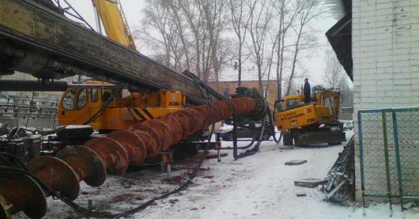 В Кирове на Комсомольской упала бурильная установка