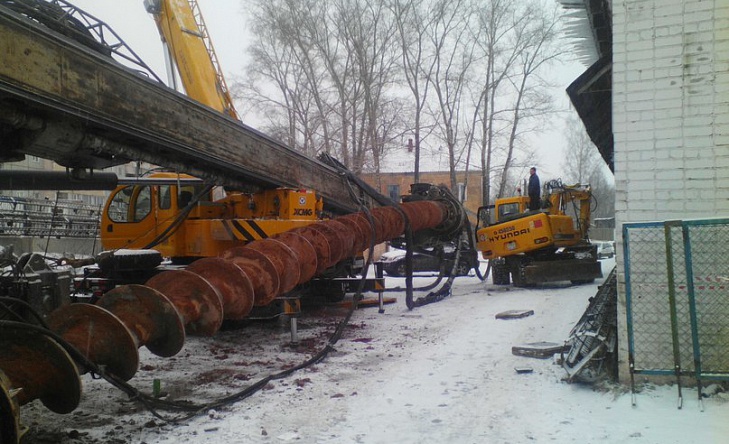 В Кирове на Комсомольской упала бурильная установка