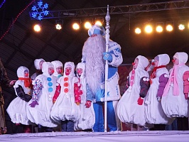 Восемь метров синего бархата ушло на создание костюма кировского Деда Мороза