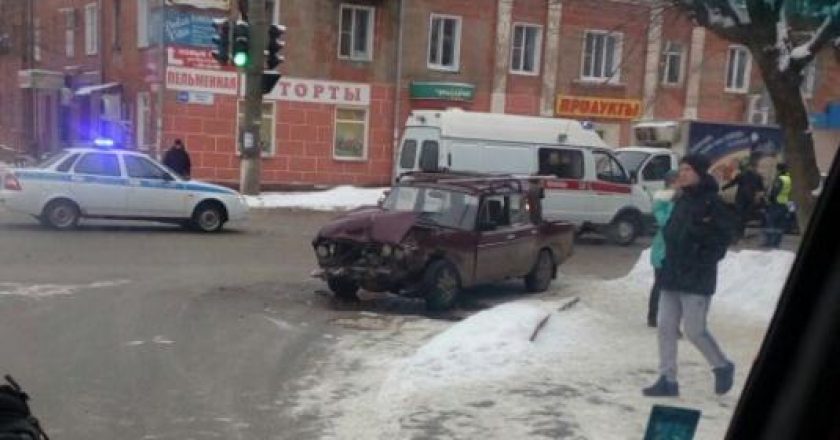В Кирове с полицейским ГАЗом столкнулись 5 автомобилей