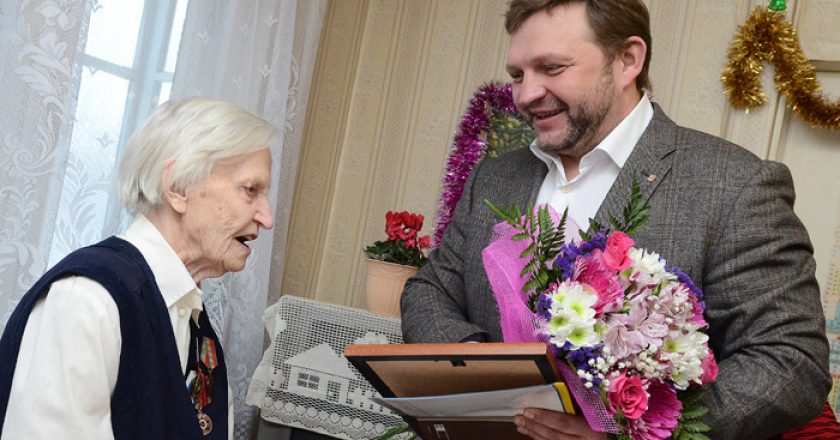 Никита Белых поздравил кировчанку со 100-летием