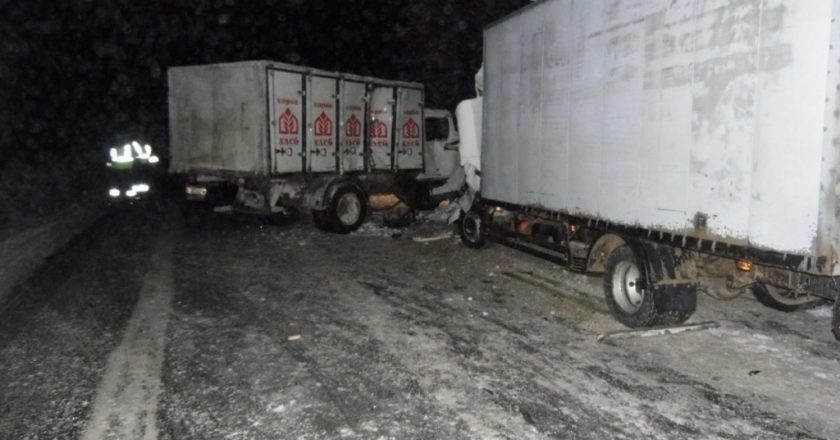 В Омутнинском районе столкнулись два грузовика: погиб человек