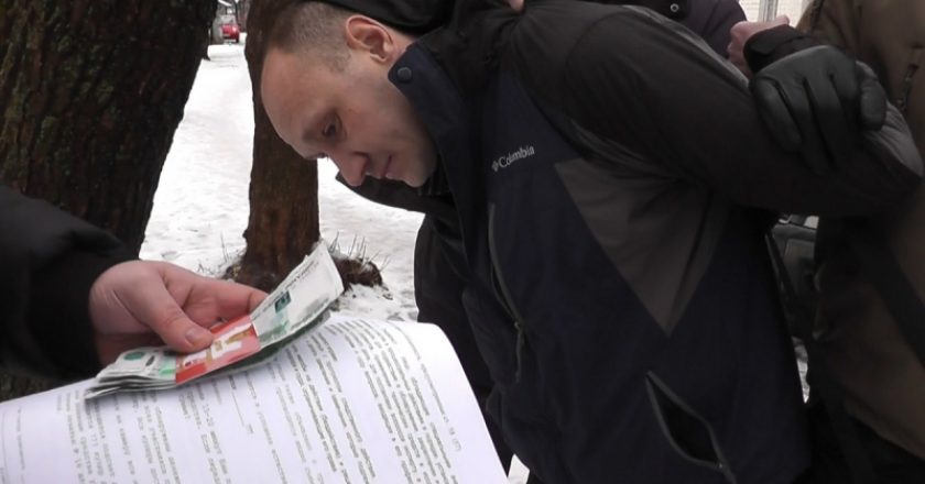 В Кирове сотрудники полиции пресекли факт получения незаконного денежного вознаграждения специалистом администрации областного центра