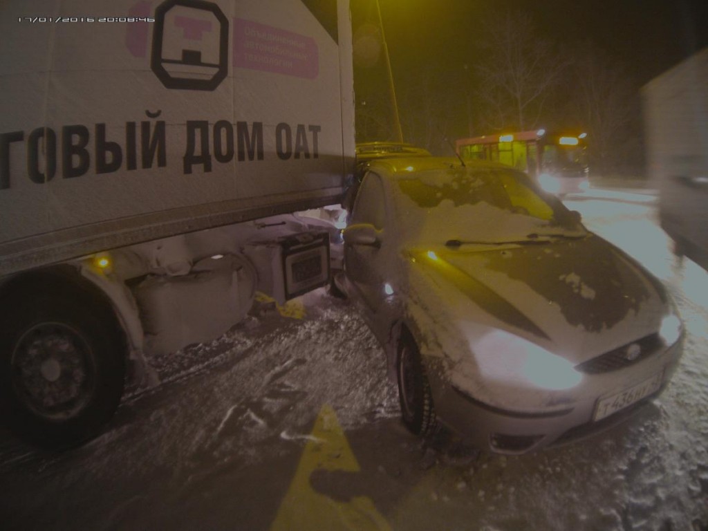В Кирове иномарка врезалась в припаркованный грузовик