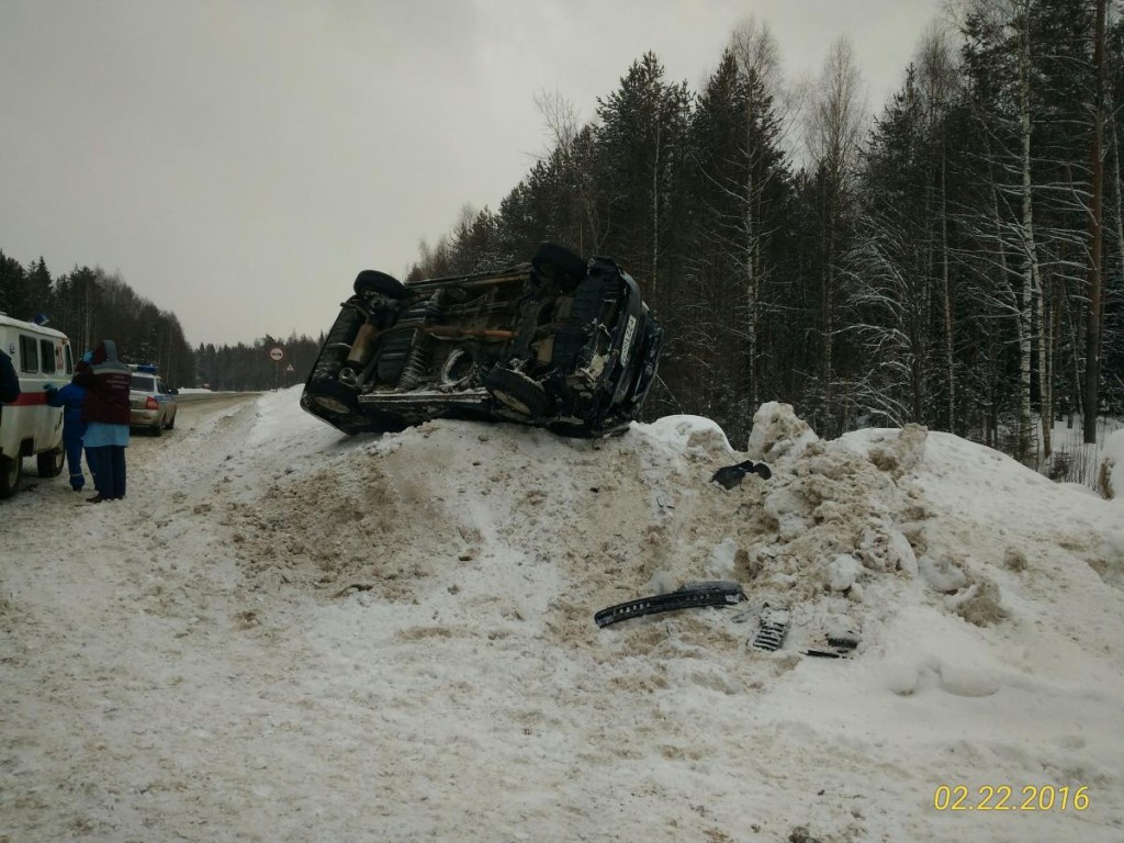 В пригороде Кирова «Тойота» взлетела на сугроб, пострадали две девочки