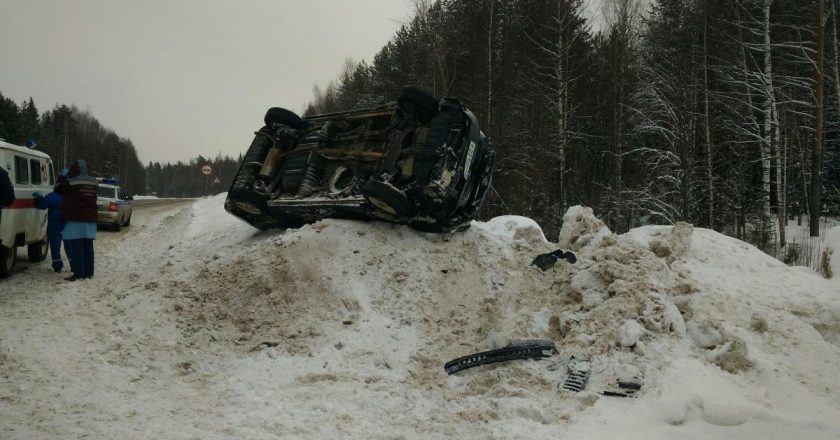 В пригороде Кирова «Тойота» взлетела на сугроб, пострадали две девочки