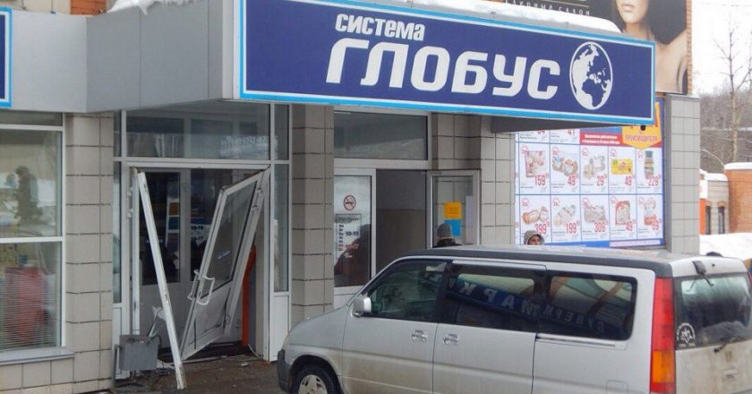 В Кирово-Чепецке иномарка протаранила двери магазина