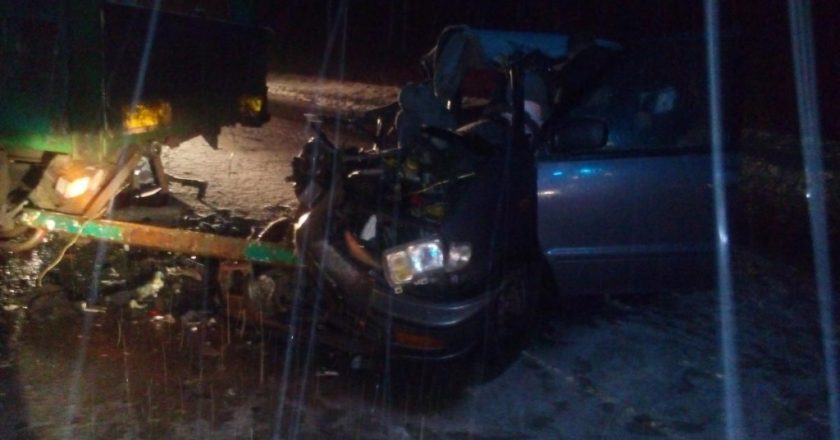 В Юрьянском районе иномарка влетела под грузовик: пострадали 2 женщины