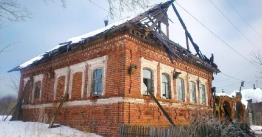 В Уржумском районе жители деревни всем миром спасали горящий дом