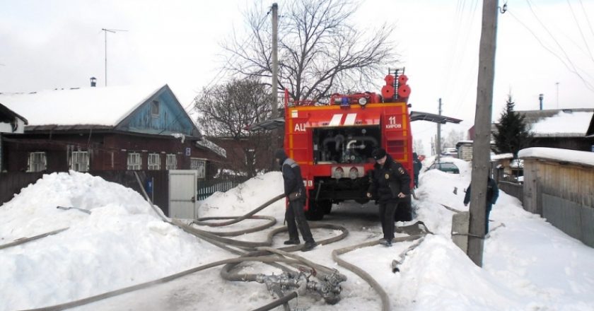 Пожарные спасли из горящего дома семью с тремя малолетними детьми