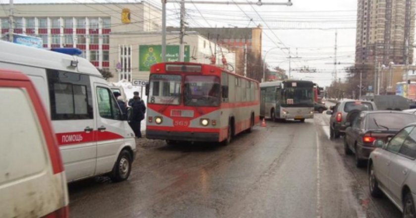 В Кирове при падении в троллейбусе пострадала женщина