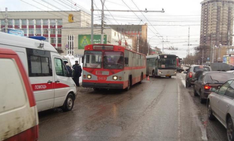 В Кирове при падении в троллейбусе пострадала женщина