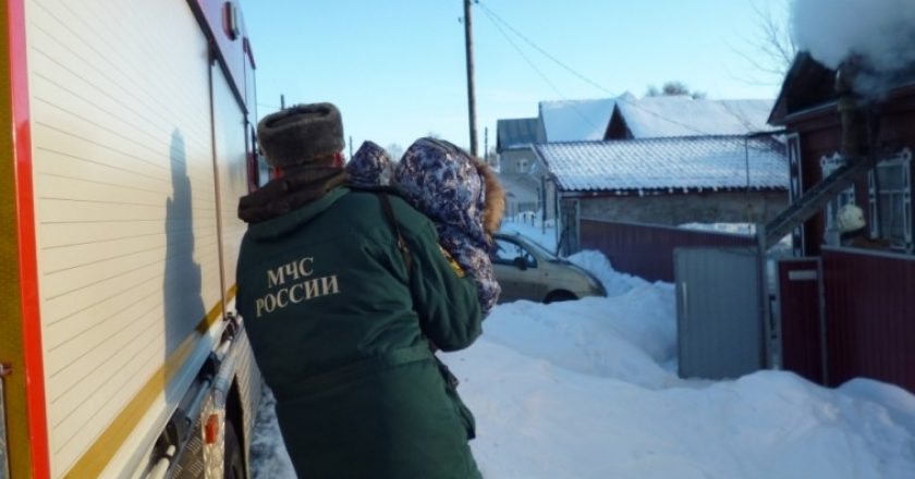 В Кирове спасатели вытащили ребенка из горящего дома