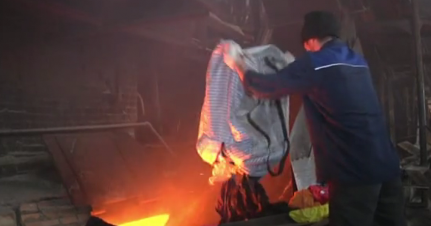 Кировские полицейские сожгли тысячи контрафактных футболок и штанов