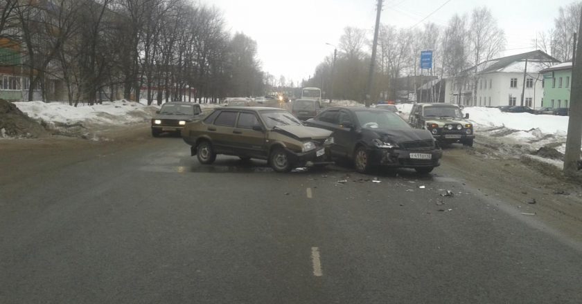 В Котельничском районе студент на «Ладе» врезался в «Шкоду»