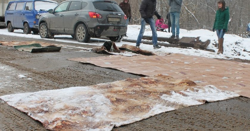 В Нововятске ямы на дороге застелили старыми коврами