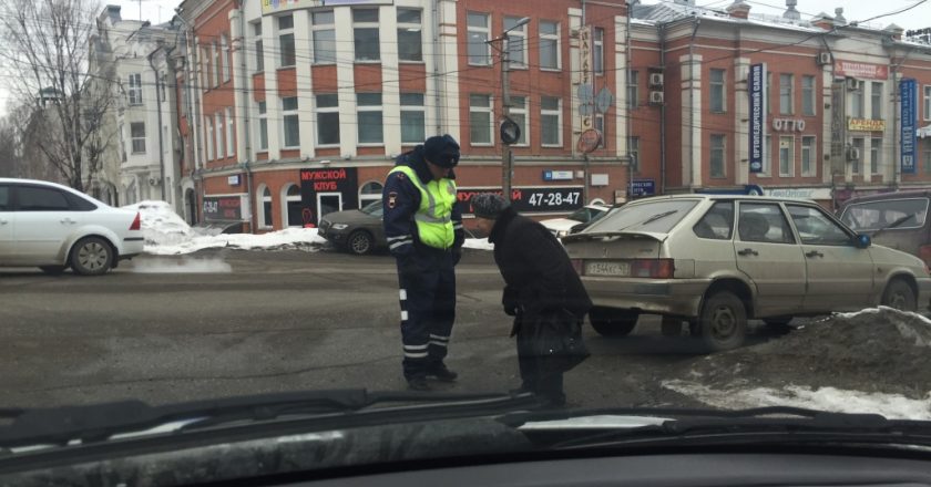 КИРОВСКИЕ АВТОИНСПЕКТОРЫ ПОМОГЛИ ВЕРНУТЬСЯ ДОМОЙ ПОТЕРЯВШКИРОВСКИЕ АВТОИНСПЕКТОРЫ ПОМОГЛИ ВЕРНУТЬСЯ ДОМОЙ ПОТЕРЯВШЕЙСЯ ПЕНСИОНЕРКЕЕЙСЯ ПЕНСИОНЕРКЕ