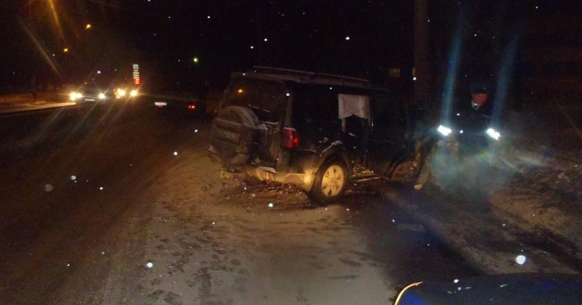 В Кирове водитель наехал на опору ЛЭП: пострадали два ребенка