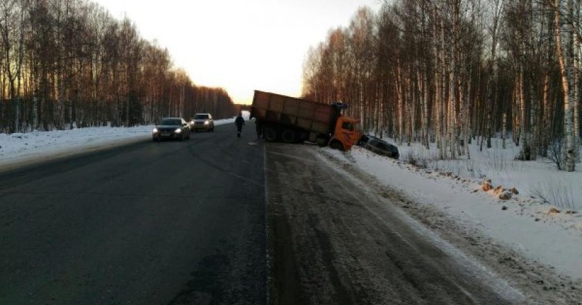 В Юрьянском районе КамАЗ протаранил иномарку