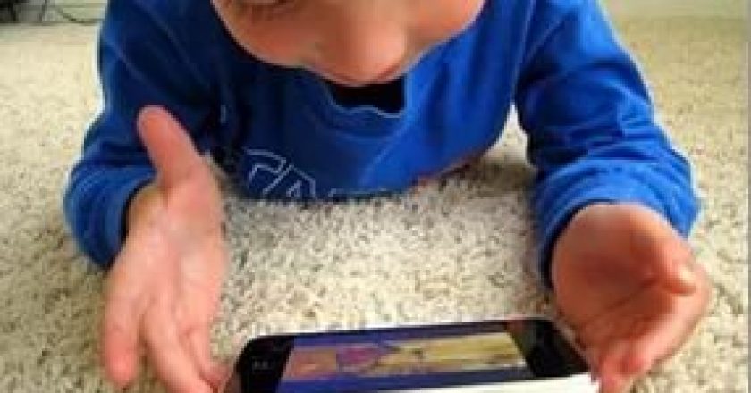 Ученые доказали, что смартфоны вызывают косоглазие у детей
