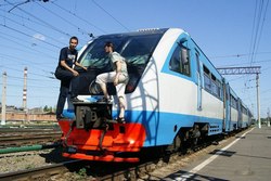 В Кирове двое подростков катались на электричке, зацепившись за последний вагон