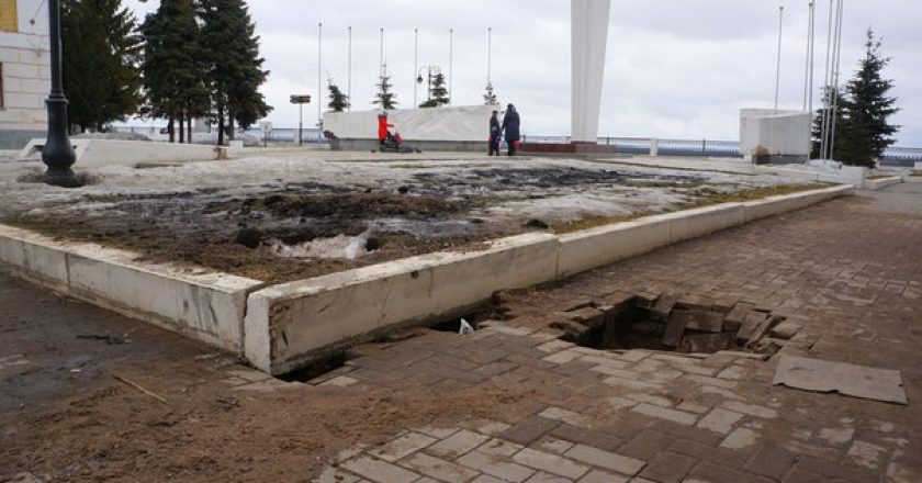 В Кирове у Вечного огня обвалилась брусчатка