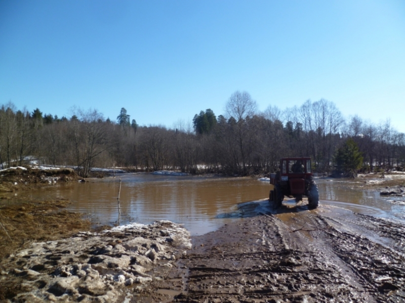 В Уржумском районе затопило участок сельской дороги