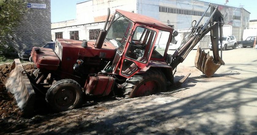 В Кирове трактор провалился в яму