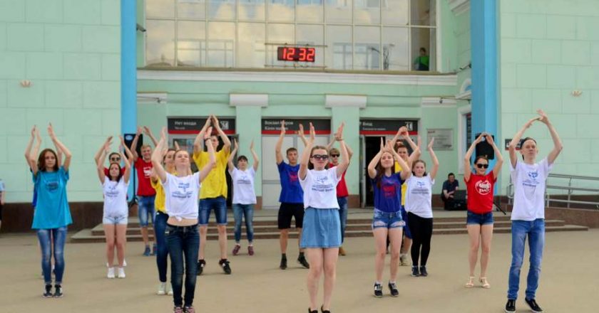 Необычный флешмоб провели кировские студенты у вокзала