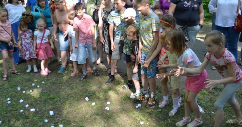 День защиты детей в Кирове: танцевальный флеш-моб и конкурс рисунков на асфальте