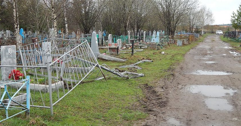 Пьяный водитель в Омутнинске прокатился по кладбищу и снес оградки