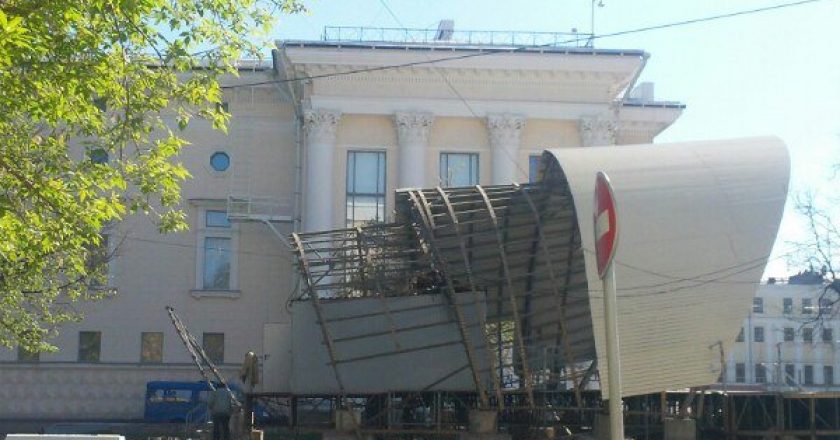 В Кирове на Театральной площади начали демонтировать сцену