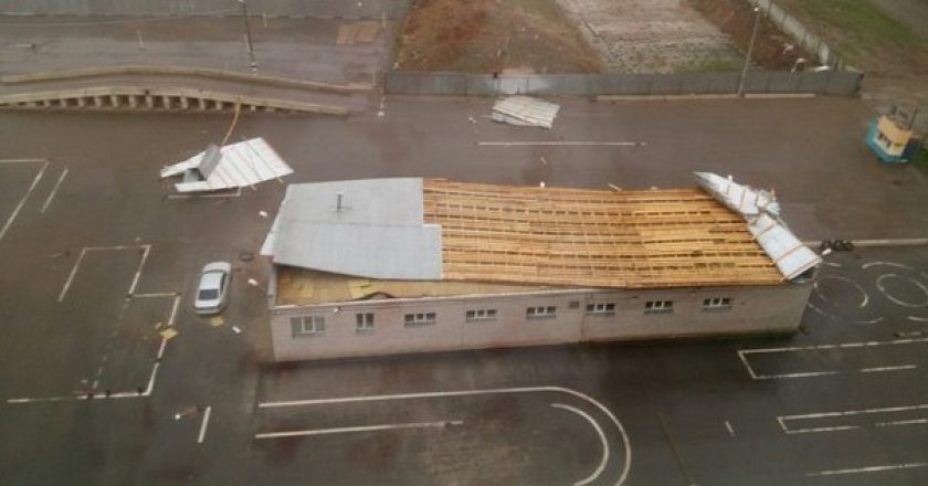 В Кирове ветром унесло крышу здания на автодроме