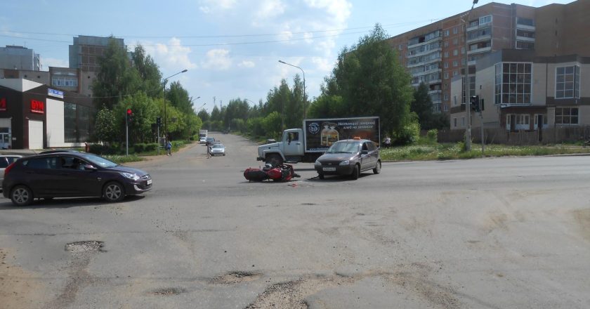 В Кирово-Чепецке столкнулись «Лада» и мотоцикл «Сузуки»
