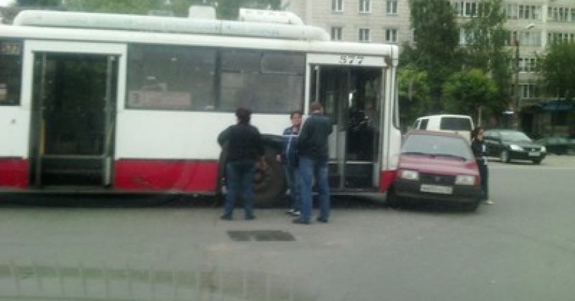 В Кирове троллейбус врезался в легковушку