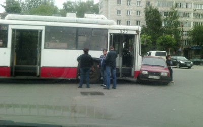 В Кирове троллейбус врезался в легковушку