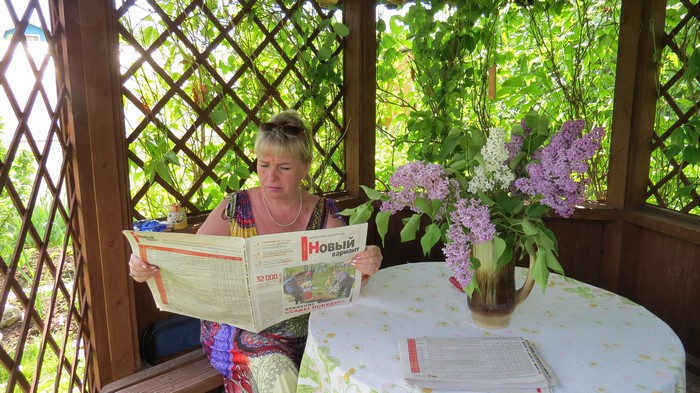 Женщина читает газету лето сад дача